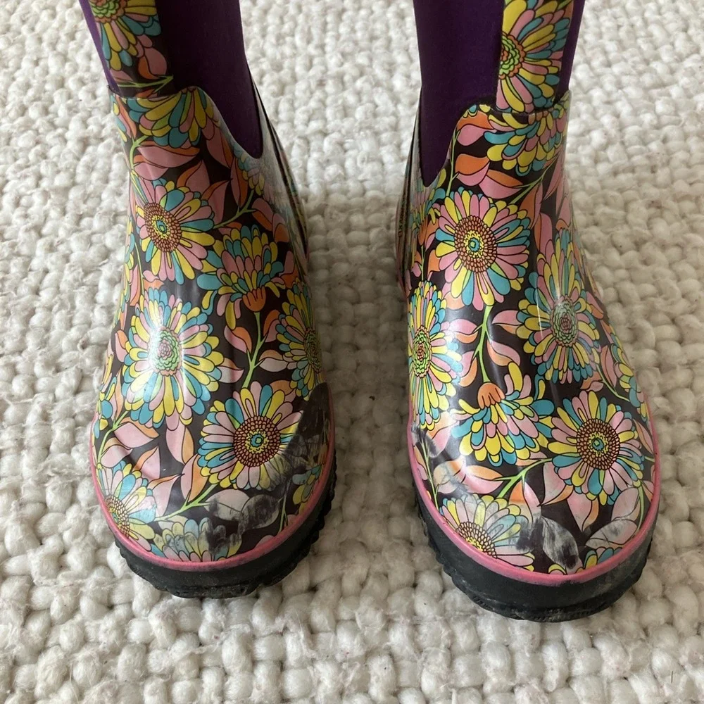 Bogs Youth Size 3 Floral Purple Waterproof Pullon Boots Rain Snow Mud Dirty